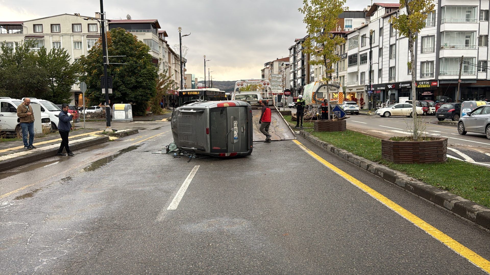 Sivas’ta Hafif Ticari Araç Yan Yattı: 4 Yaralı