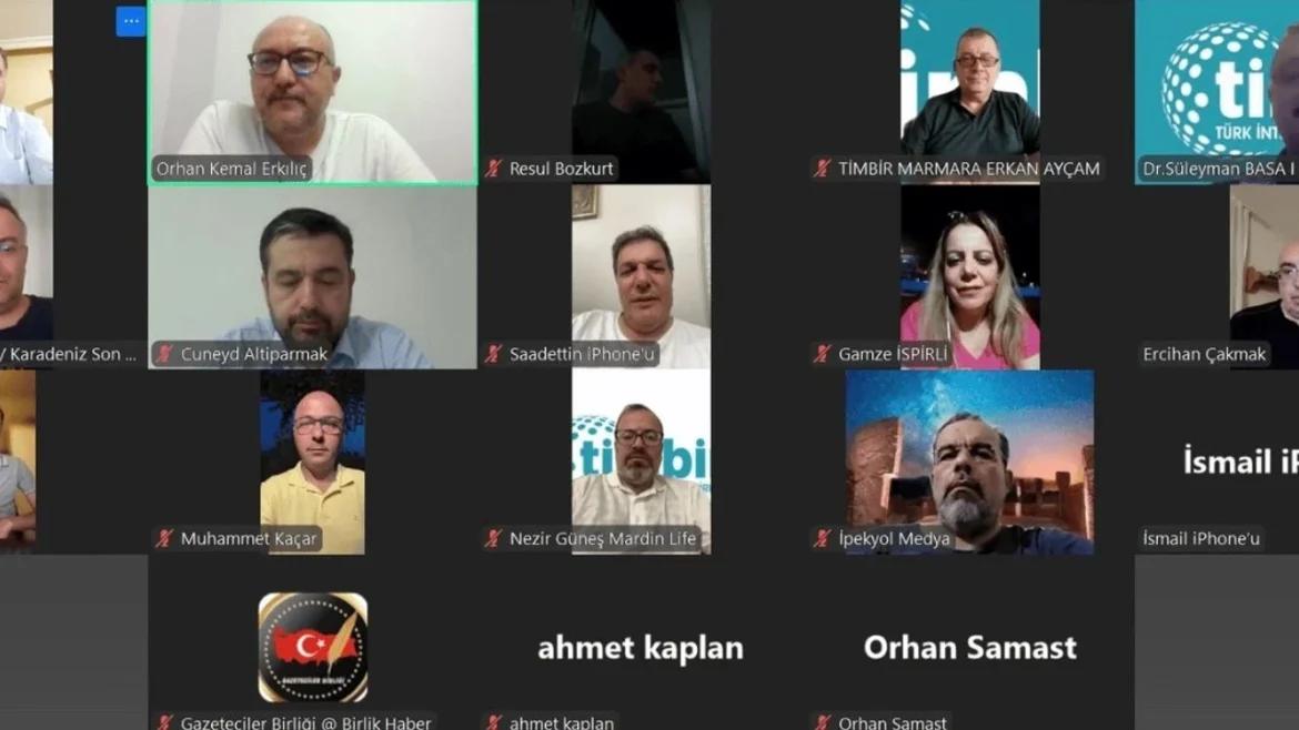 Zoom toplantısında, farklı kişiler ekranlarda görünüyor; bazıları isimleriyle birlikte yer alıyor.