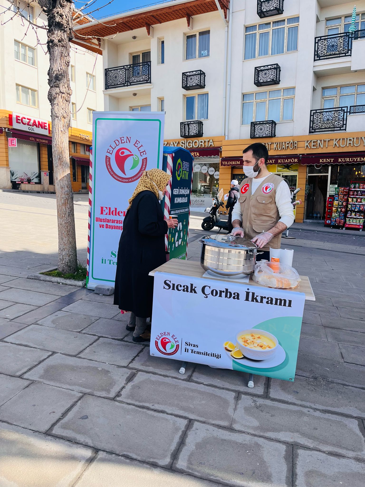 Sivas’ta Gönül Isıtan İkram: Elden Ele Derneği'nden Sıcak Çorba Dağıtımı