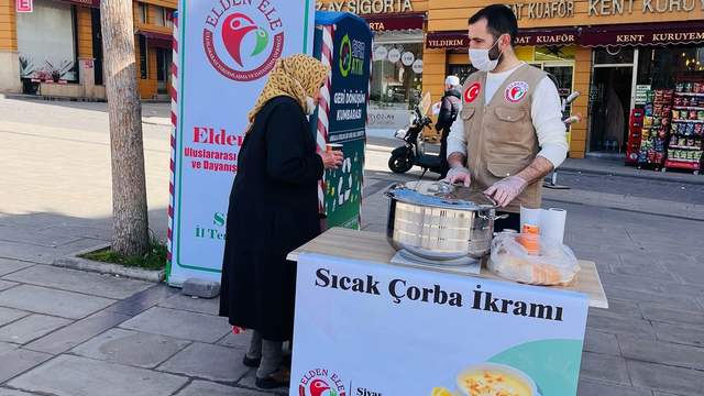 Sivas’ta Gönül Isıtan İkram: Elden Ele Derneği'nden Sıcak Çorba Dağıtımı