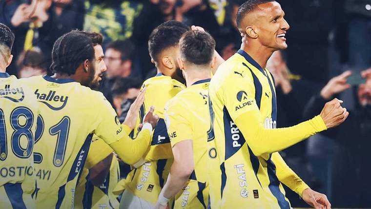 Fenerbahçe futbol takımının oyuncuları, galibiyet sonrası sevinçle kutlama yapıyor.