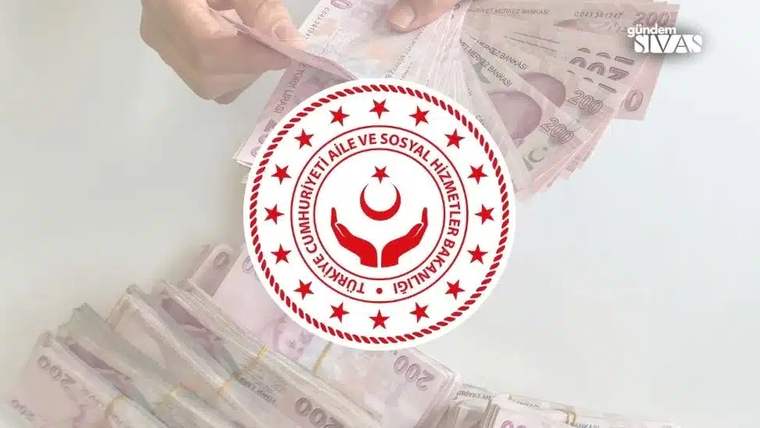 Bir el Türk lirası banknotlarını sayarken ortada Aile ve Sosyal Hizmetler Bakanlığı logosu görülüyor.