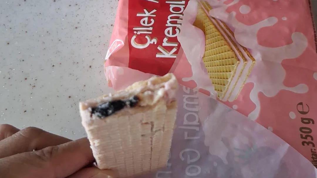 5 Yaşındaki Çocuk Fark Etti: Çilekli Gofretin İçinden Çıkan Yabancı Madde Tepki Topladı