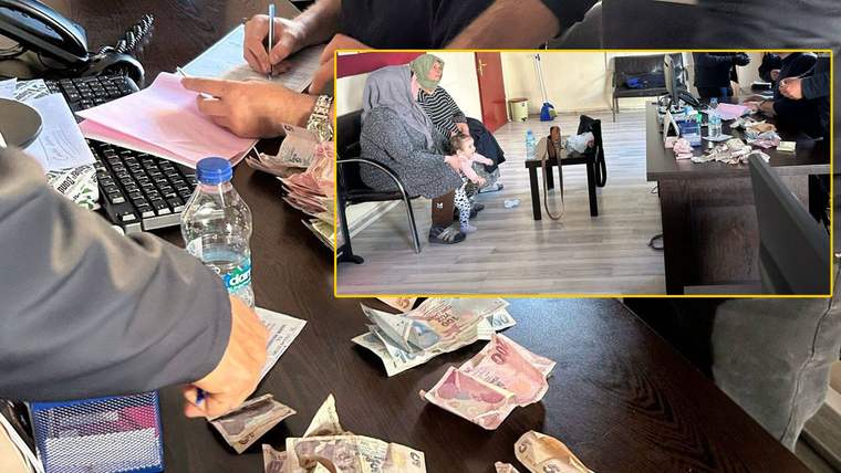 Masa üzerinde Türk lirası banknotları ve evraklar bulunurken bir kişi kalemle yazı yazıyor; iç karede kadın ve çocuk görülüyor.