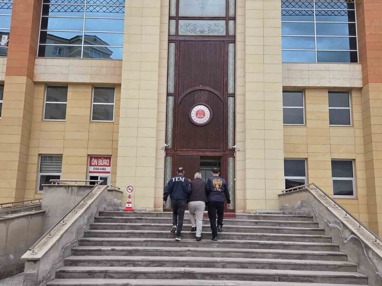 Merdivenlerden adliye girişine çıkan üç kişi görülüyor; birinin montunda “TEM” yazısı bulunuyor.