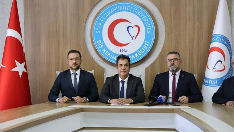 Sivas Cumhuriyet Üniversitesi Diş Hekimliği Fakültesi'nde üç kişi, masada oturuyor.
