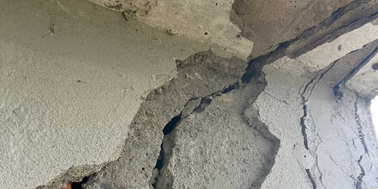 Duvar yüzeyinde büyük bir çatlak görünmekte, çatlak derin ve geniş.
