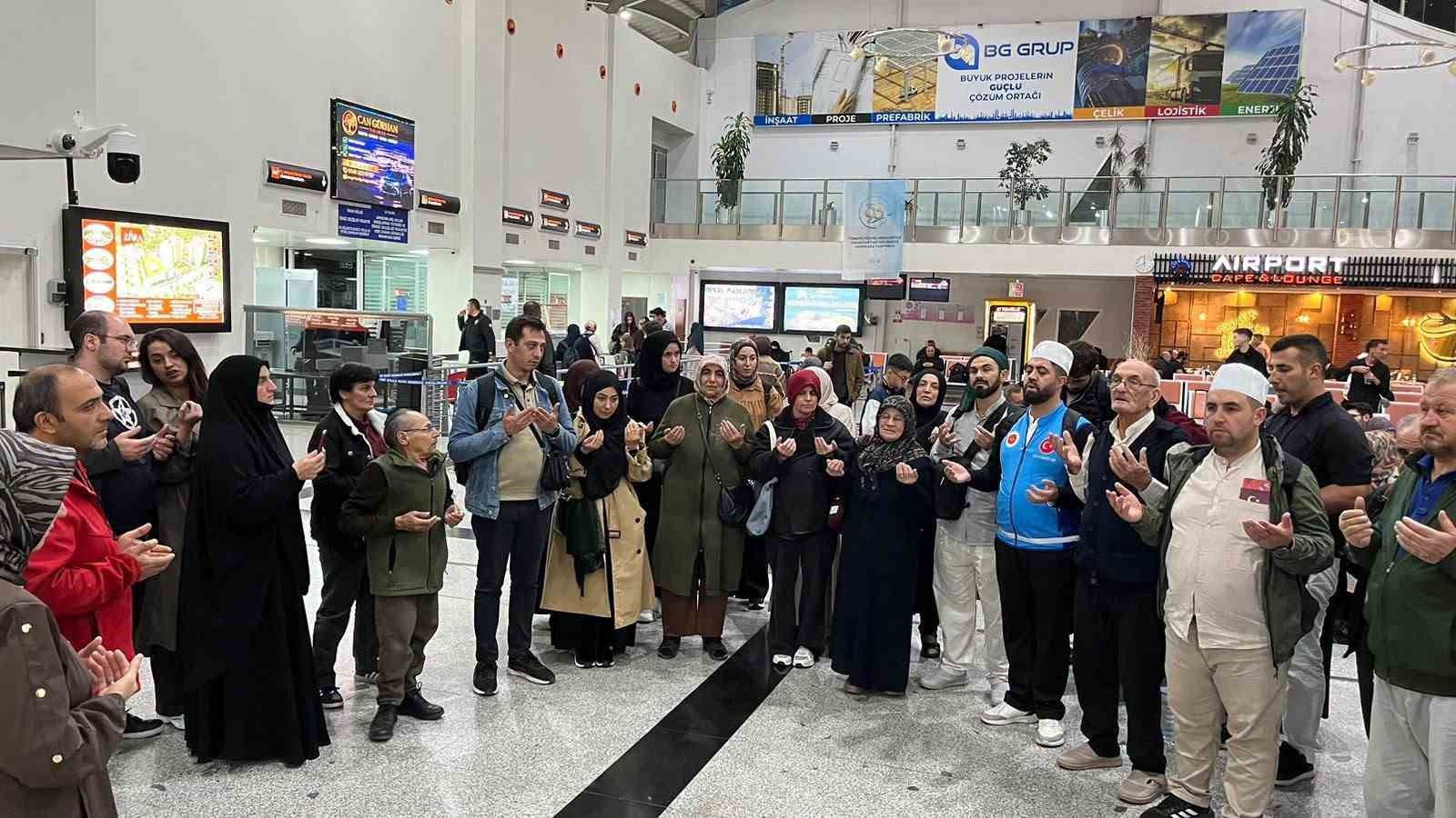 Sivaslı Ahmet Turan İmamoğlu, anne babasıyla umreye gitti