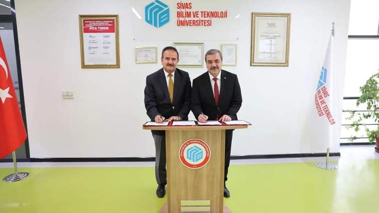 Sivas Bilim ve Teknoloji Üniversitesi'nde iki kişi, bir masanın arkasında protokol imzalıyor.