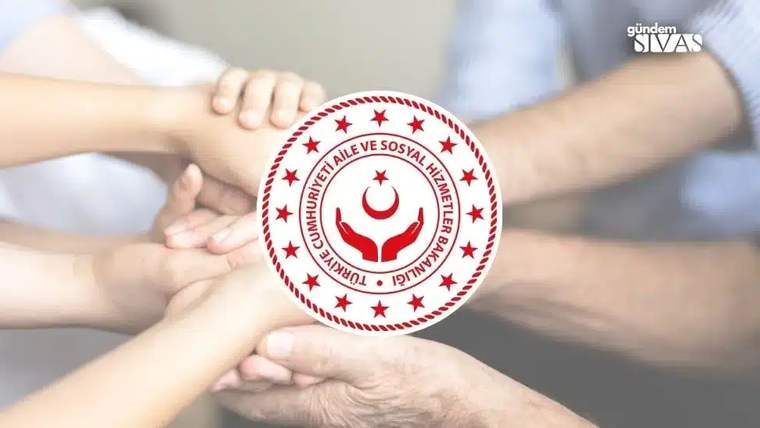 Bir grup insanın elleri, ortada Türkiye Cumhuriyeti Aile ve Sosyal Hizmetler Bakanlığı logosu ile birleşiyor.