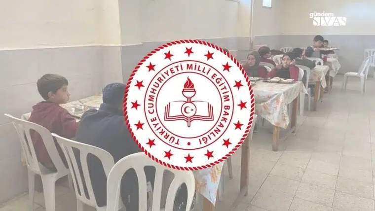 Türkiye Cumhuriyeti Millî Eğitim Bakanlığı logosu önünde, masalarda oturan çocukların bulunduğu salon