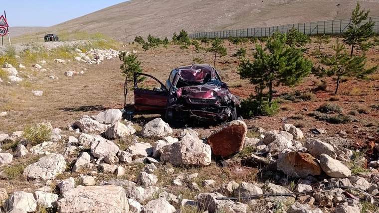 Sivas’ta Takla Atan Araçta Baba ve Oğlu Yaralandı!