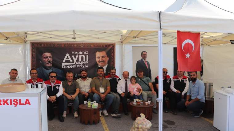 Tarım fuarında Sivas İl Tarım Orman Müdürlüğü standında çalışanlar ve ziyaretçiler bir arada.