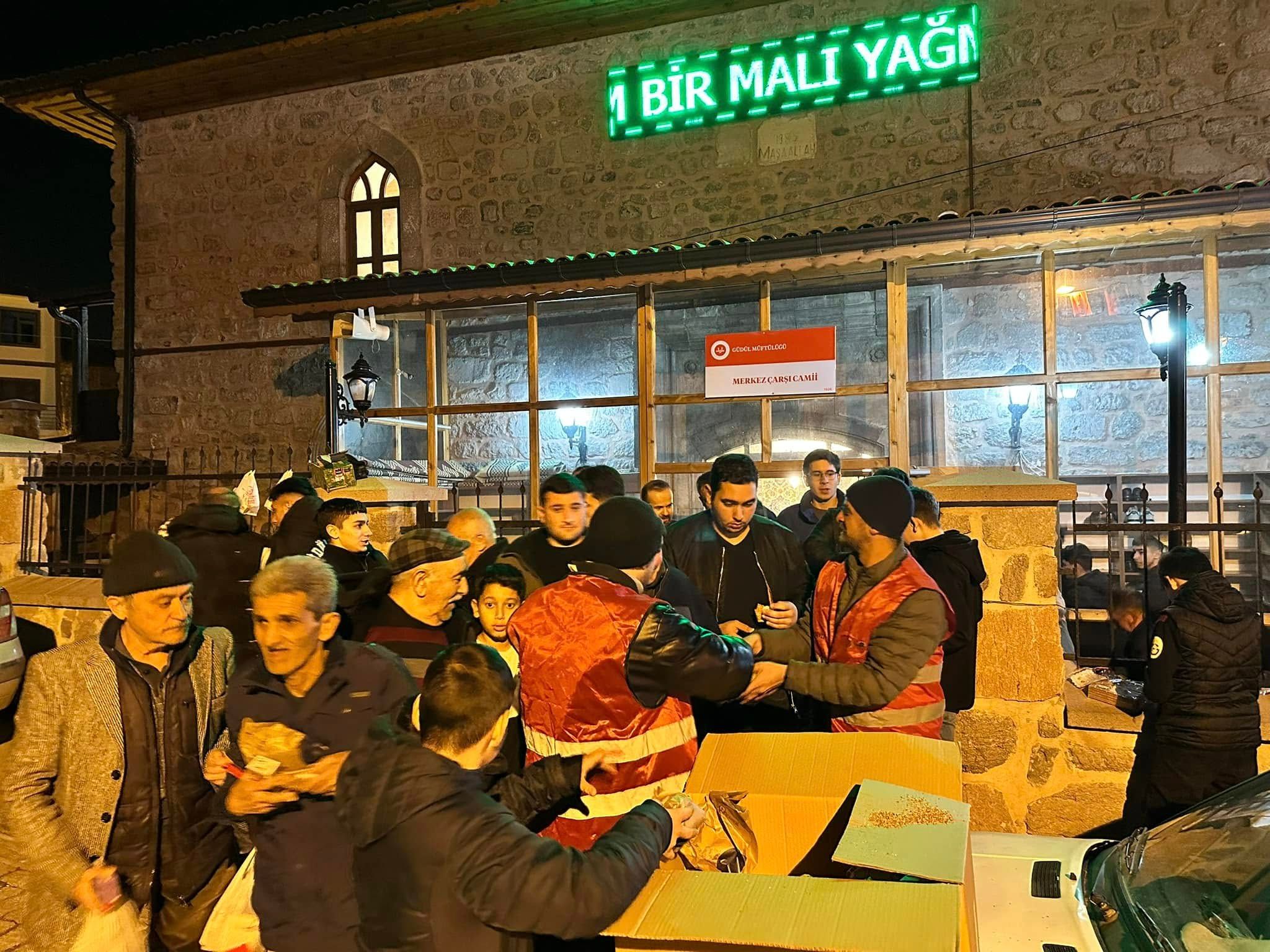Güdül belediyesi yatsı namazı sonrasında kandil simidi dağıttı - Birlik Haber Ajansı