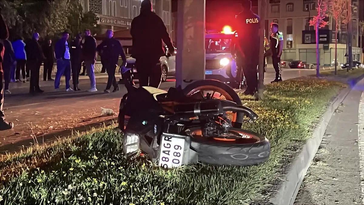 Gece Yarısı Korkunç Kaza: Motosikletten Savrulan 2 Kişi Araçların Altında Kaldı