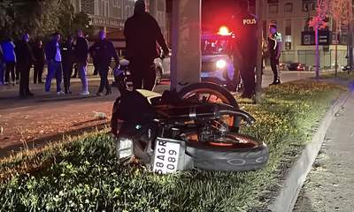 Gece Yarısı Korkunç Kaza: Motosikletten Savrulan 2 Kişi Araçların Altında Kaldı