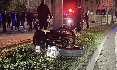 Gece Yarısı Korkunç Kaza: Motosikletten Savrulan 2 Kişi Araçların Altında Kaldı