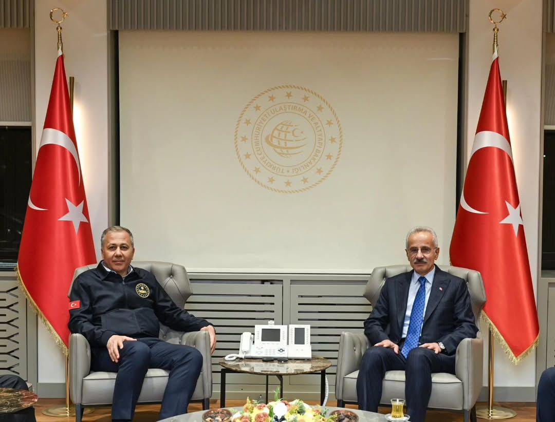 İçişleri Bakanı Yerlikaya ile Ulaştırma Bakanı Uraloğlu Bir Araya Geldi