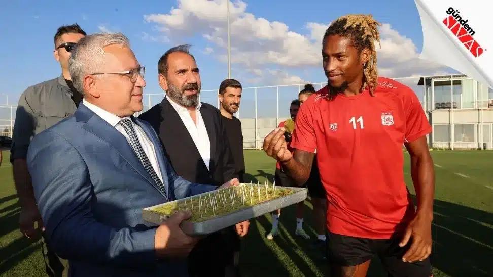 Şimşek’ten Sivassporlu Futbolculara Baklava İkramı