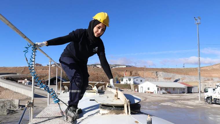Sivas'ın Öncüsü: Rabia Demir İlk Kadın Silobas Şoförü Olarak Tarih Yazıyor