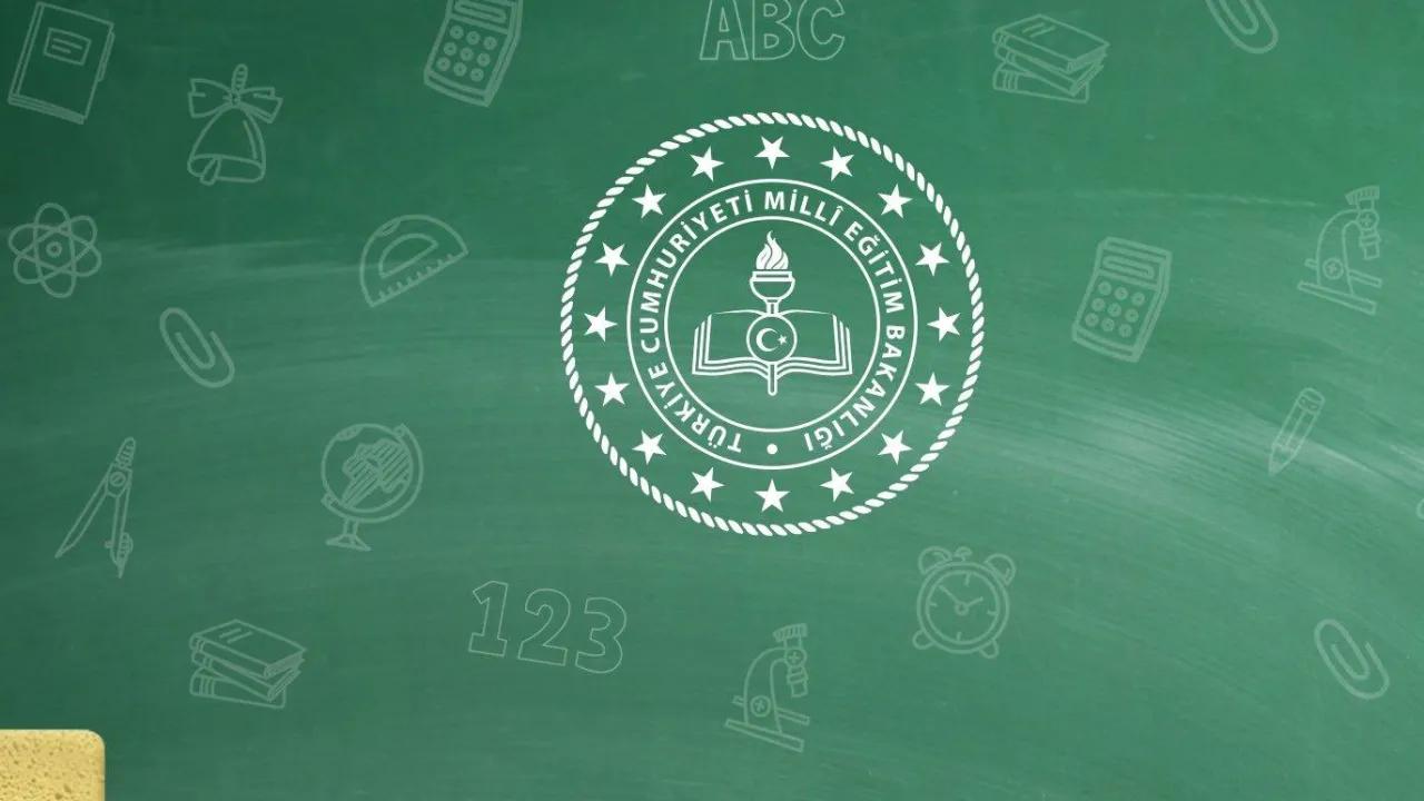 Yeşil tahta üzerinde, ortasında Türkiye Cumhuriyeti Millî Eğitim Bakanlığı arması bulunan eğitim simgeleri