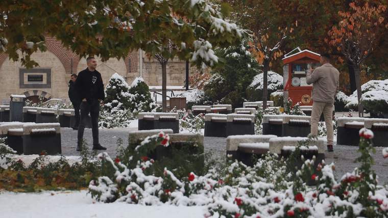 Yoğun Kar Yağışı Başladı: Şehir Beyaz Örtüyle Kaplandı, Kartpostallık Manzaralar Oluştu