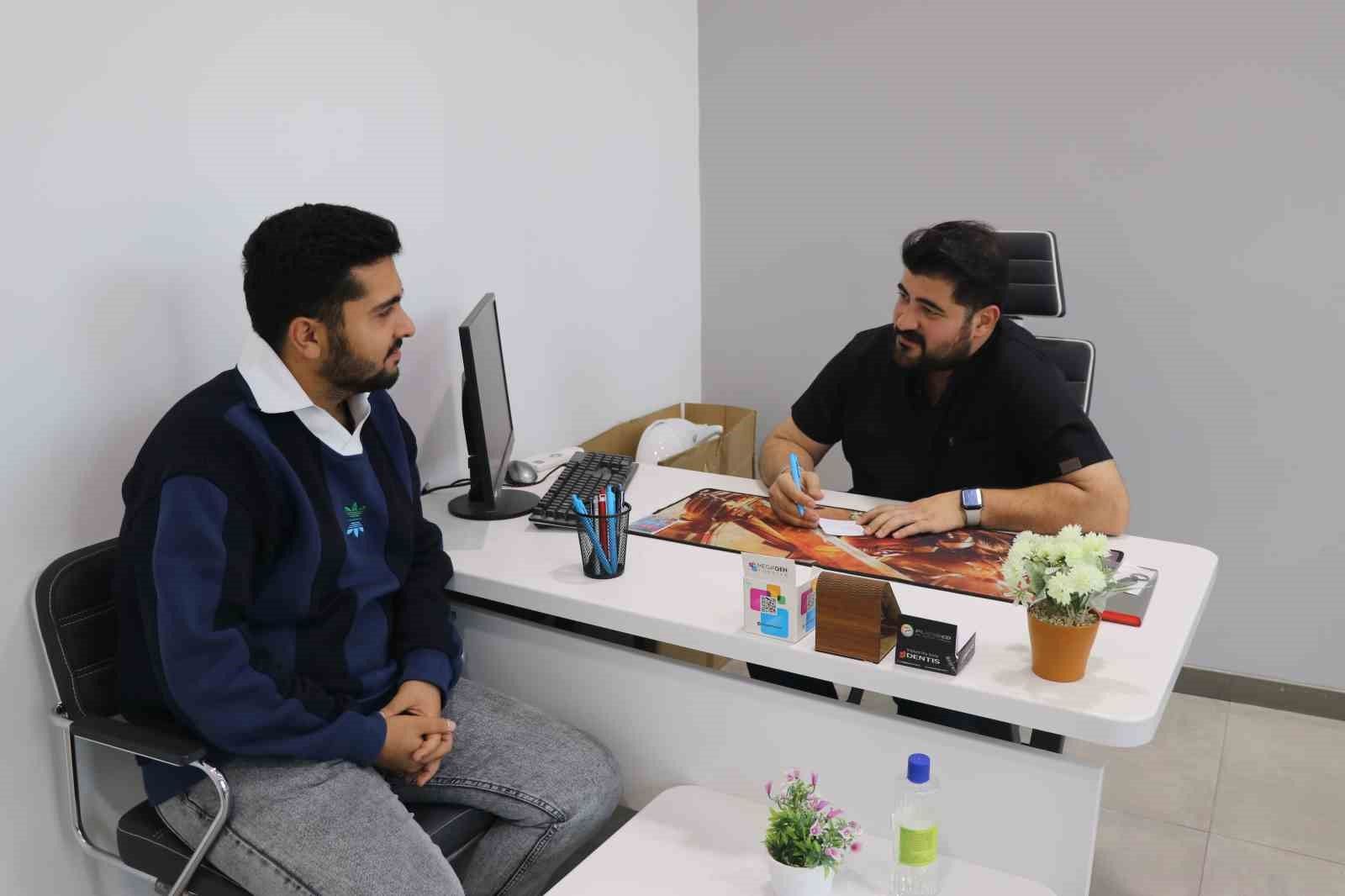 Hastaları neden Sivas'taki diş hekimiyle fotoğraf çektiriyor?