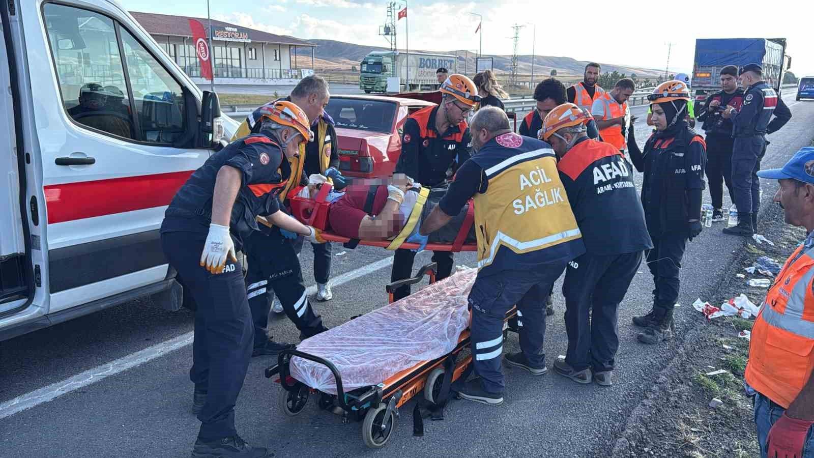 Sivas-Kayseri yolunda tıra çarpan otomobilde 6 kişi yaralandı