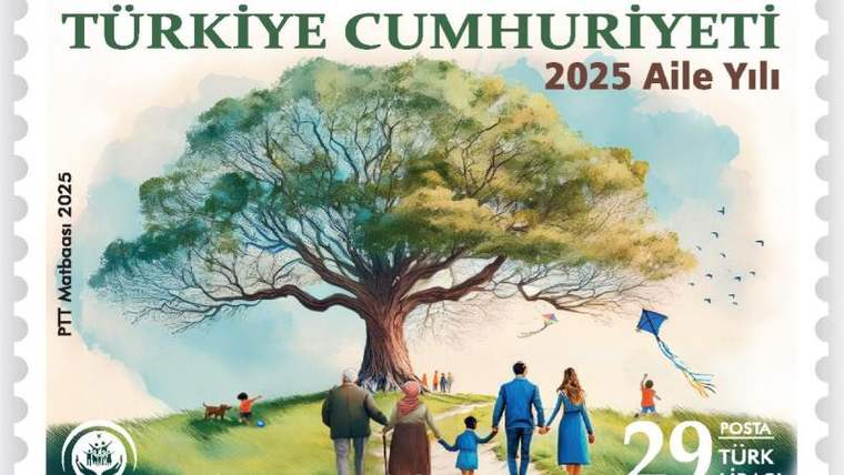 Türkiye Cumhuriyeti ve 2025 Aile Yılı yazılı pulda, büyük bir ağacın altında yetişkinler ve çocuklar görülüyor.