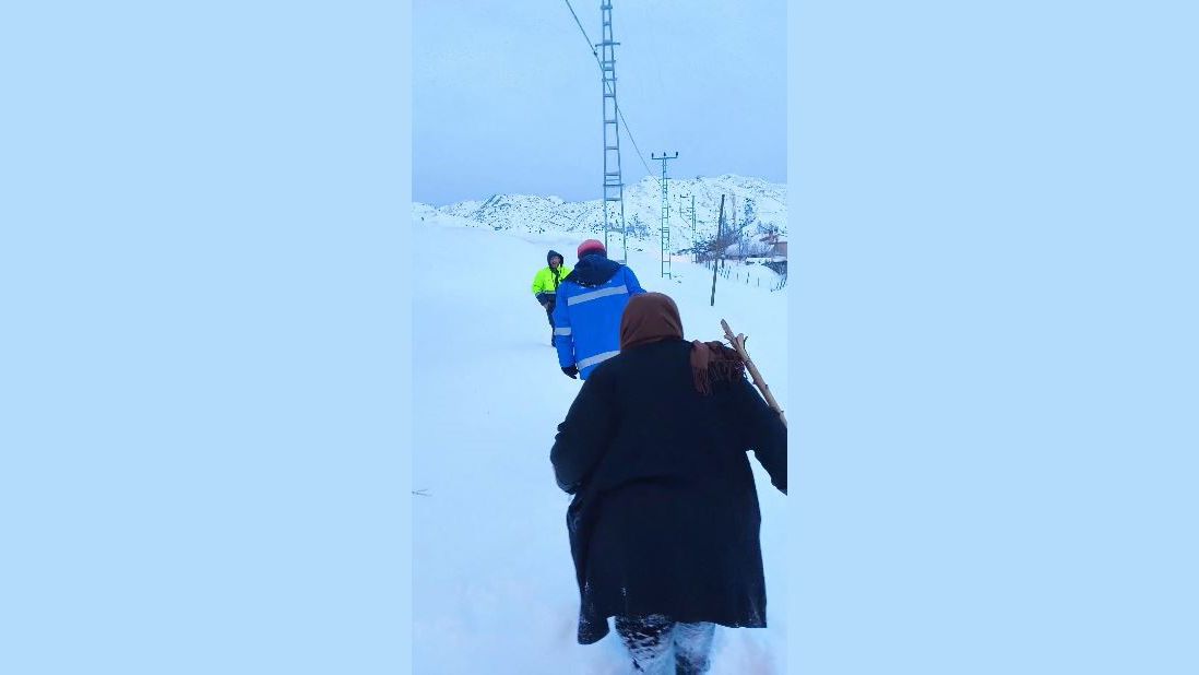 Sivas’ta Karla Kaplı Köy Yolunda Zamanla Yarış: 5 Saatlik Çalışmayla Hasta Kadına Ambulans Ulaştırıldı