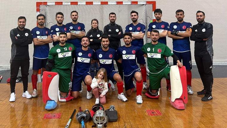 Nevşehir Belediyesi Hokey Takımı, kaleci ve oyuncularla birlikte poz veriyor.