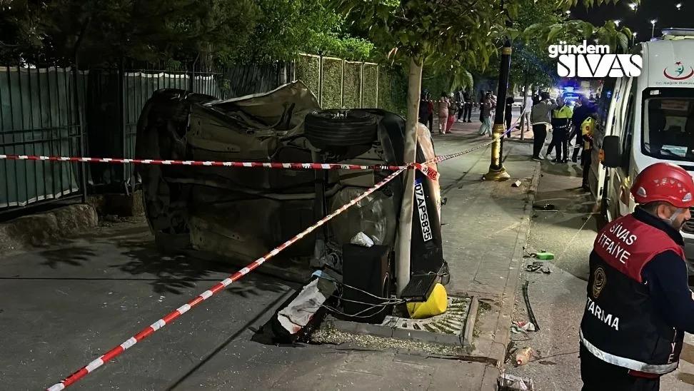 Sivas'ta Araç Kontrolden Çıktı ve Direğe Çarptı: 1 Ölü
