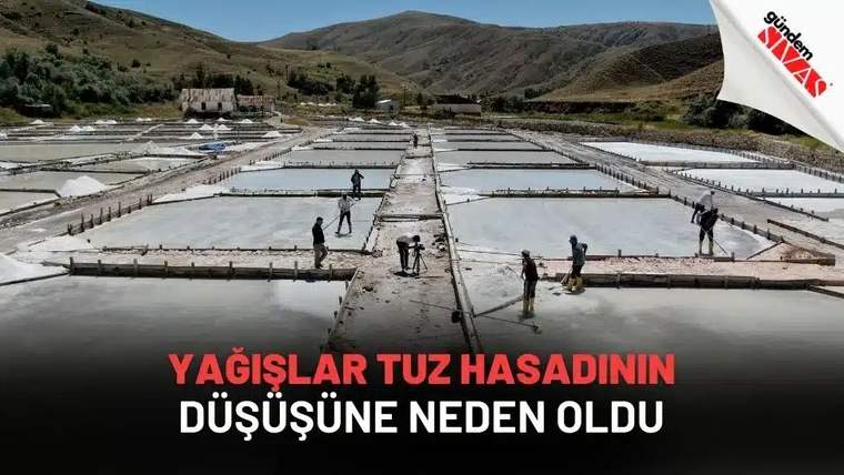Tuz hasadı yapılan alanda çalışan kişiler, tuz havuzlarının arasında yer alıyor.