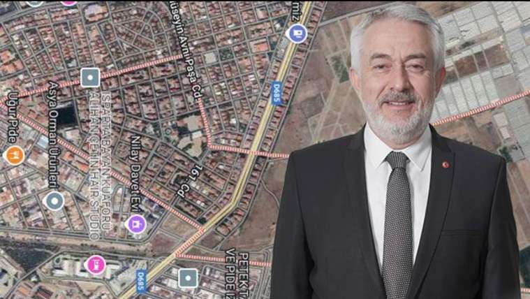 Takım elbiseli, beyaz saçlı bir adamın portresi; arka planda mahalle yollarını gösteren uydu haritası.