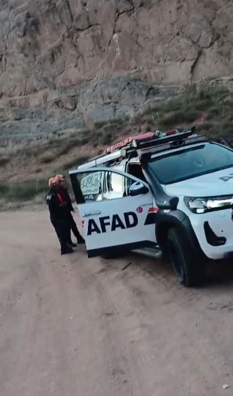 Sivas Eğribucak Kayalıkları’nda mahsur kalan genci AFAD kurtardı
