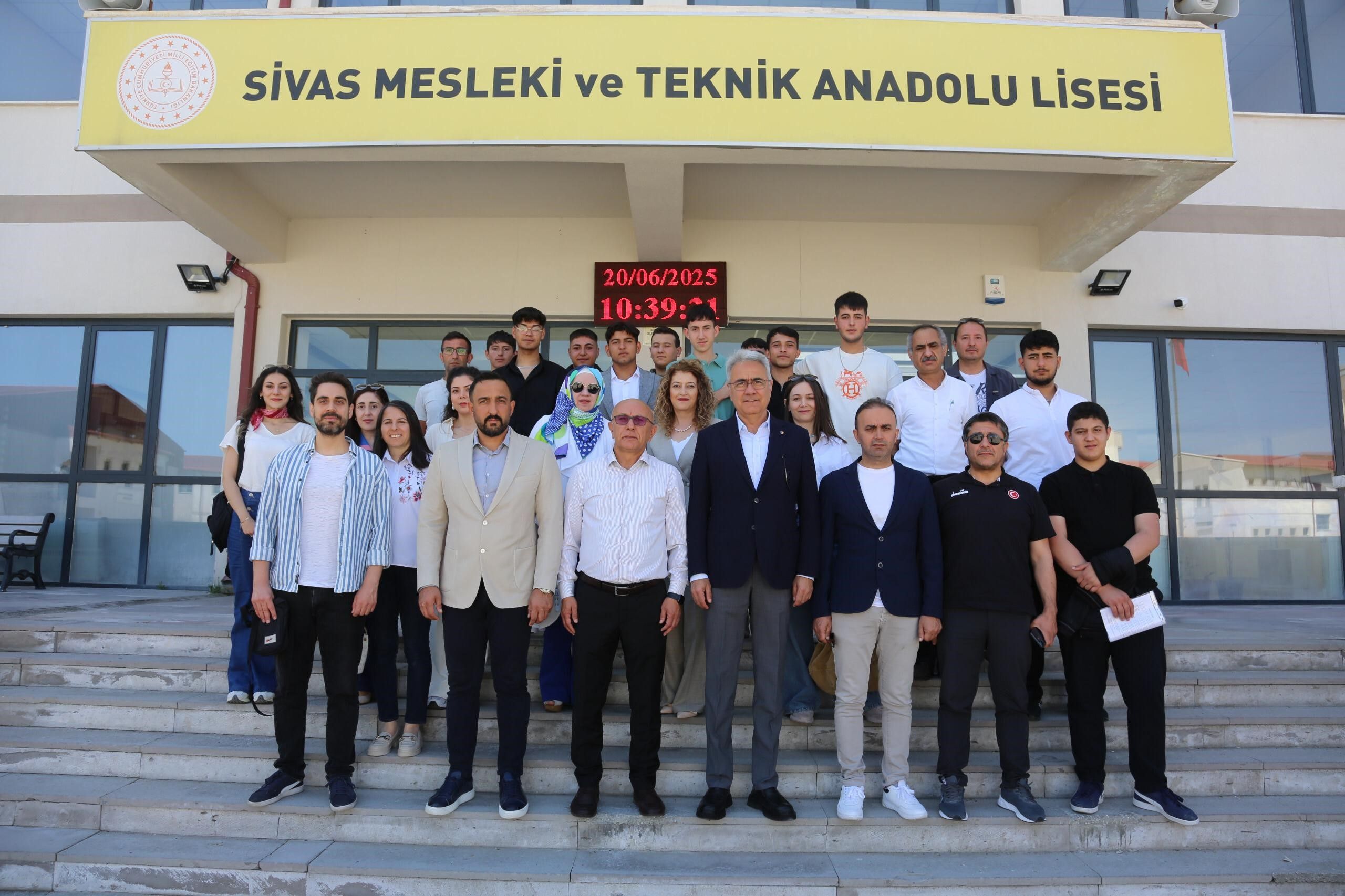 Sivas’ta Meslek Lisesi Öğrencileri Karne Sevinci Yaşadı – STSO’dan Tam Destek