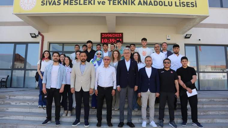 Sivas Mesleki ve Teknik Anadolu Lisesi önünde, merdivenlerde duran öğrenci ve yetişkinlerden oluşan grup