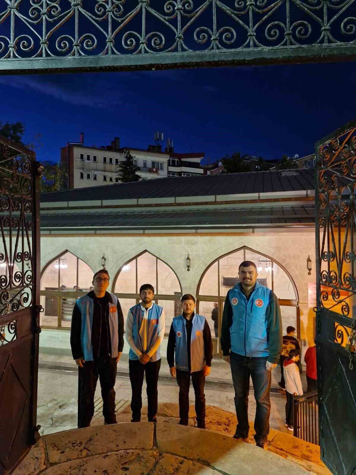 İlk siftah Sivas’ta öğrencilerden esnafın kapısına bırakıldı