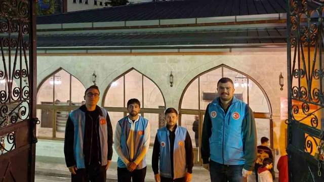 İlk siftah Sivas’ta öğrencilerden esnafın kapısına bırakıldı