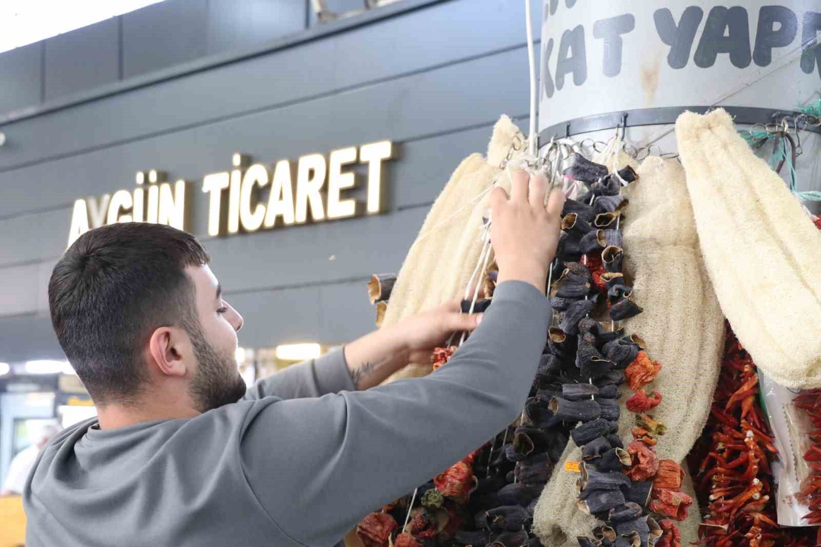 Sivas pazarında hazır kurutmalık biber ve patlıcan talebi arttı