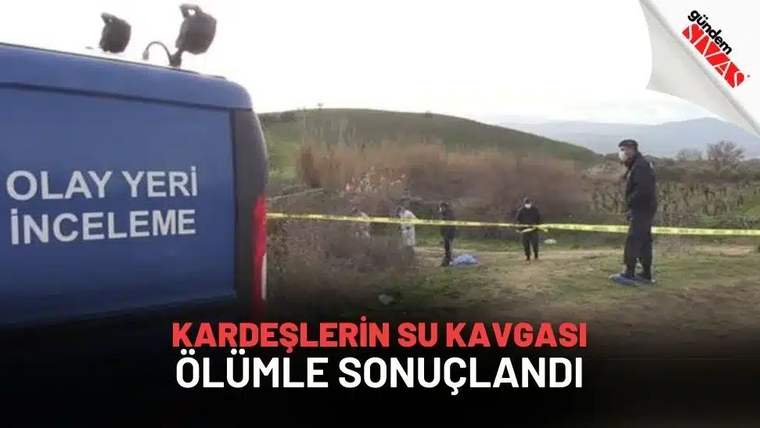 Sarı şerit ile çevrili bir alanda, yerde bir ceset ve polis ekipleri var.