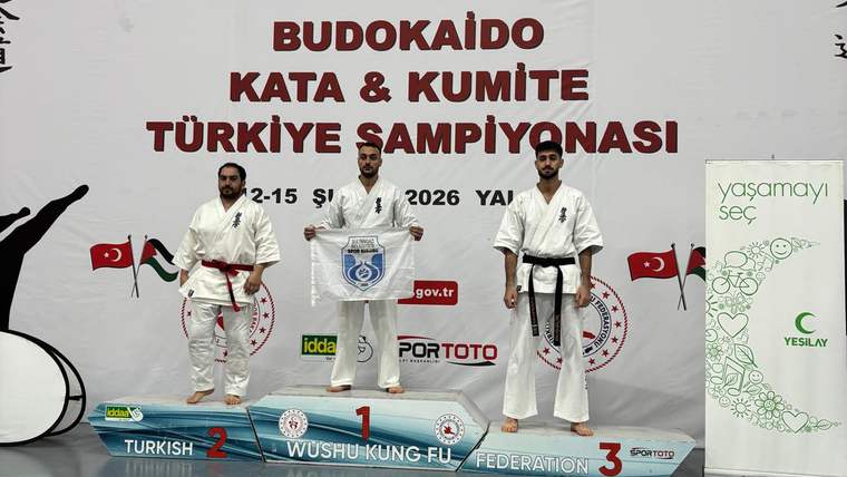 Üç sporcu, Budokaido Türkiye Şampiyonası'nda madalya töreninde duruyor. Ortada birinci, sağda ikinci, solda üçüncü.