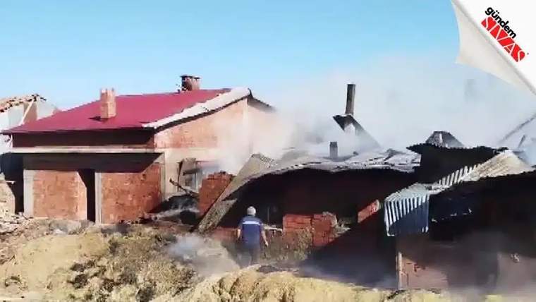 Yangın Çıkan İki Ev Kullanılamaz Hale Geldi