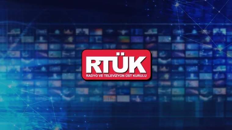 RTÜK logosu, mavi arka planda çeşitli medya simgeleriyle birlikte yer alıyor.