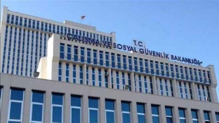 Çalışma ve Sosyal Güvenlik Bakanlığı binası, mavi camlı pencereleriyle görünmekte.
