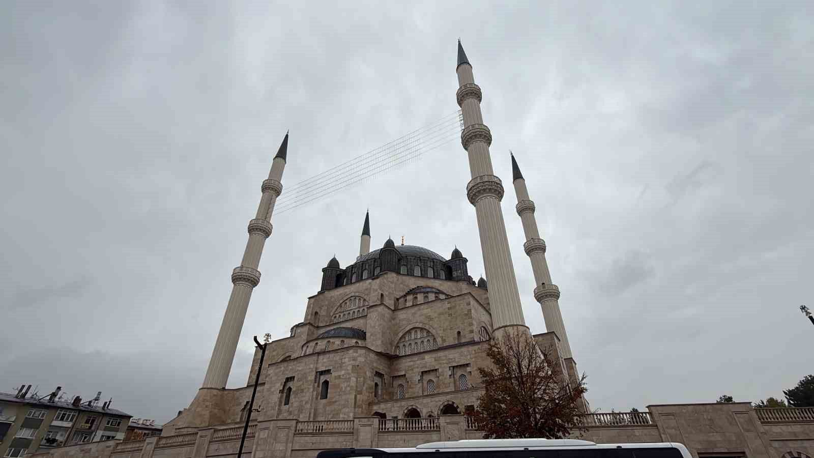 17 bin metrekarelik Merkez Camii’nde ilk ezan okundu