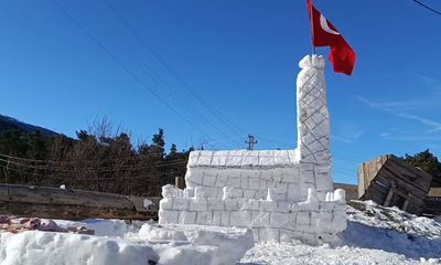 Sivas’ın Ücra Köyünde Hayal Güce Dönüştü: Çocuklar Kız Kulesi Manzarasında Çay Keyfini Kardan Yaşadı