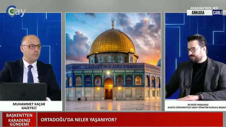 İki kişi, bir stüdyoda oturmuş, arka planda Kutsal Kabir'in görüntüsü var.