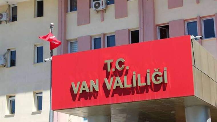 Van Valiliği binasının önünde, kırmızı bir tabela üzerinde 'TC VAN VALİLİĞİ' yazıyor.