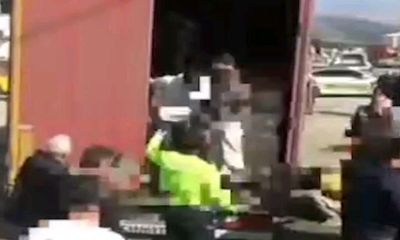Sivas'ta Göçmen Kaçakçılığı Operasyonu: Tıbbi Malzeme Yüklü Tırdan 8 Göçmen Çıktı